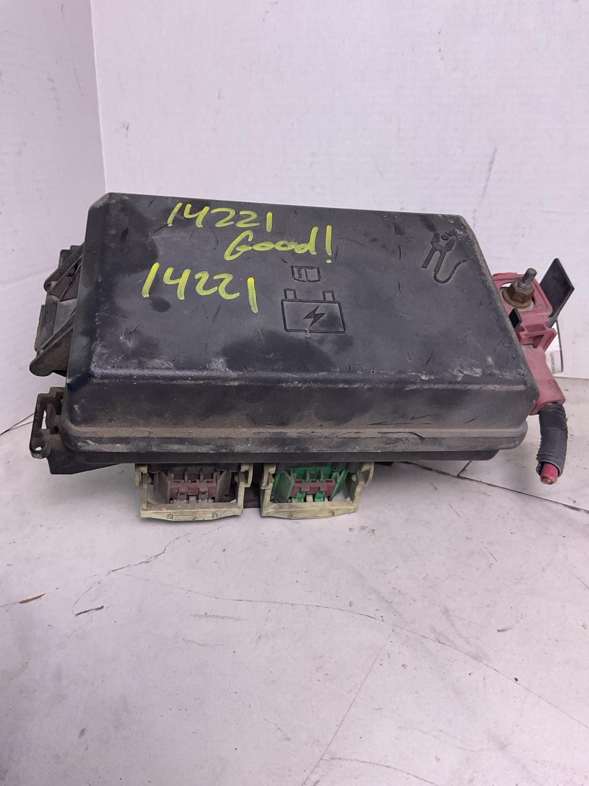 Engine Fuse Box CHRYSLER 300 06 070